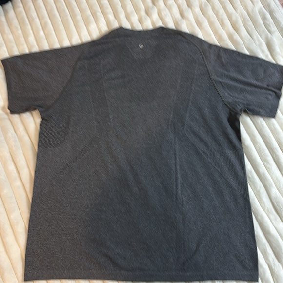 Men’s Lululemon V-neck - Picture 3 of 4